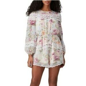 NWT Elliatt  floral lace spring Playsuit romper
Size XS